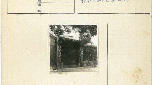 复古建筑砖墙门口绿树遮荫.jpg