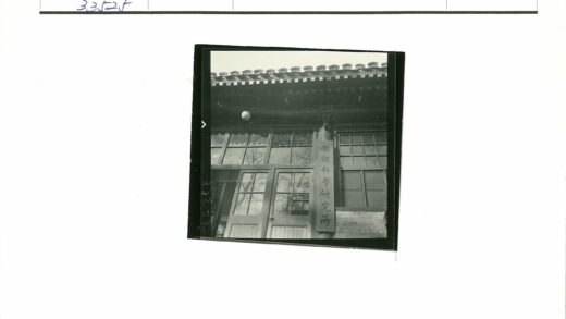 复古建筑窗景与自然反射.jpg