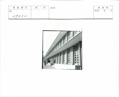 复古建筑行人步道街景.jpg