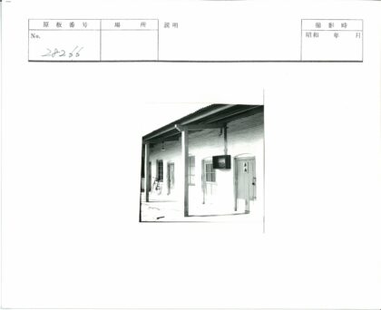 复古建筑门廊与金属屋顶.jpg