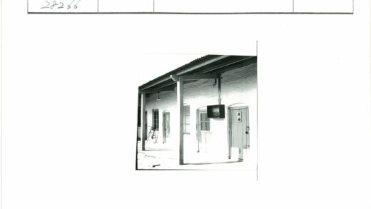 复古建筑门廊与金属屋顶.jpg