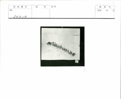 复古微型玩具士兵线性排列展示.jpg
