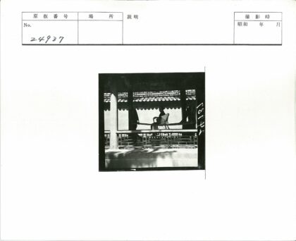 复古户外木椅与建筑细节.jpg
