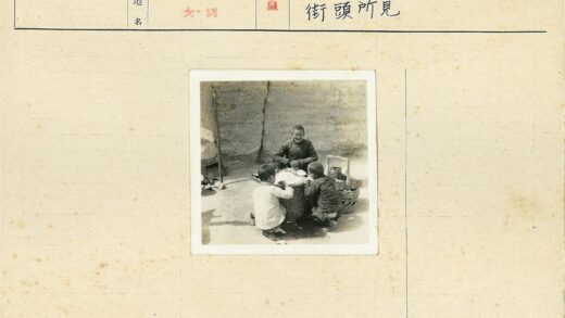 复古户外聚会三人围坐.jpg