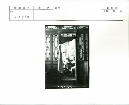 复古房间内两人对坐.jpg