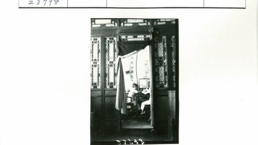 复古房间内两人对坐.jpg