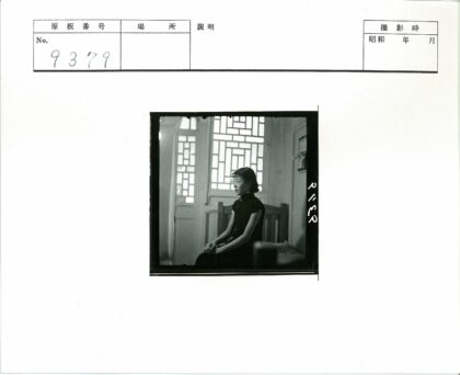 复古房间内凝视窗外的女人.jpg