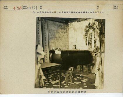 复古房间内桶状物与散落纸张.jpg