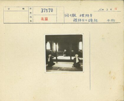 复古房间四人围坐.jpg