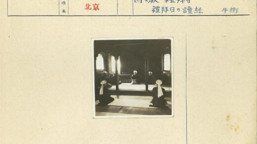 复古房间四人围坐.jpg