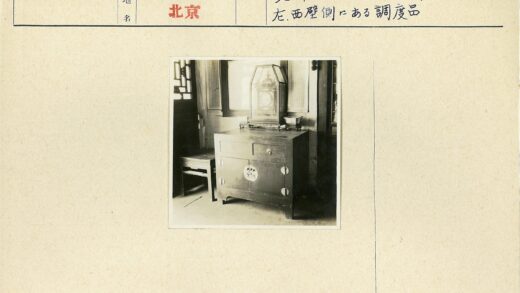 复古房间时钟木椅陈设.jpg