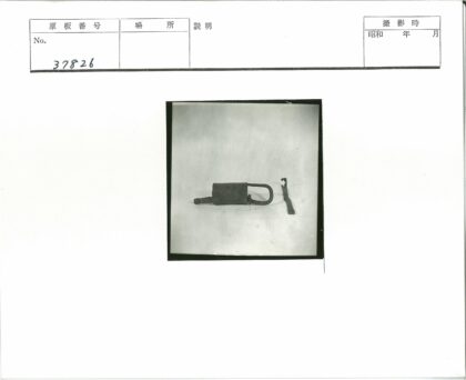 复古挂锁与钥匙工具特写.jpg