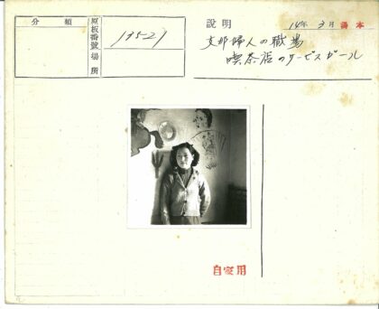 复古插画墙前的优雅女性.jpg