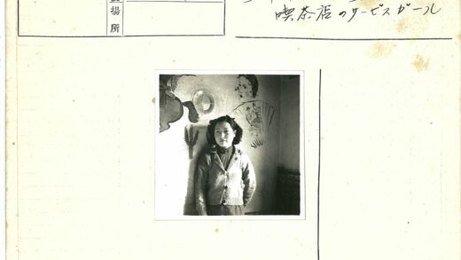 复古插画墙前的优雅女性.jpg