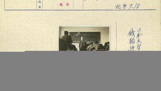 复古教室师生互动教学场景.jpg