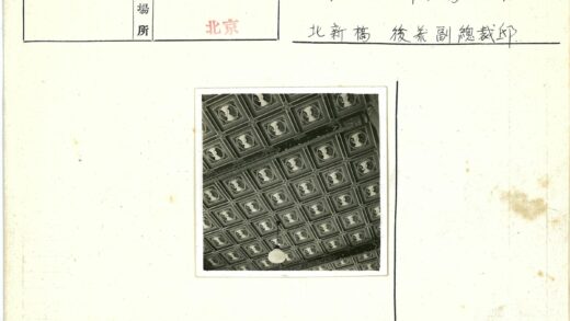 复古方形天花板装饰与吊灯.jpg
