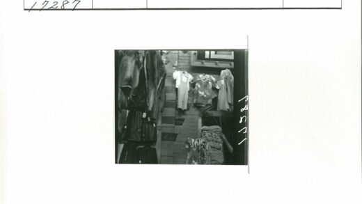 复古服装店展示墙与织物.jpg