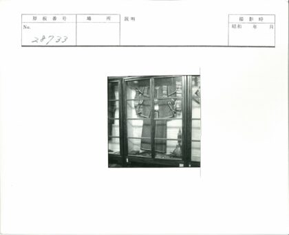 复古服装设计玻璃柜展示.jpg