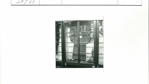 复古服装设计玻璃柜展示.jpg