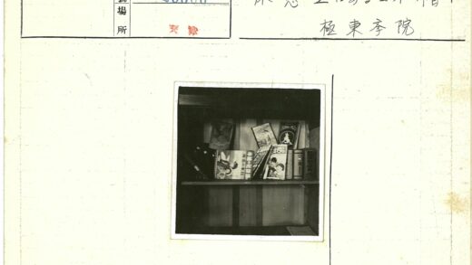 复古木制书架与书籍杂志展示.jpg