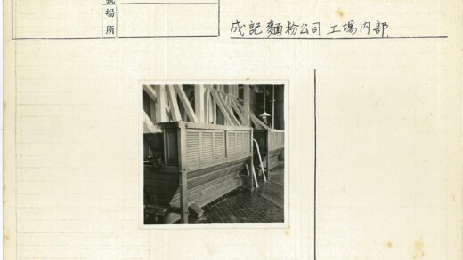 复古木制机械与工业框架室内展示.jpg