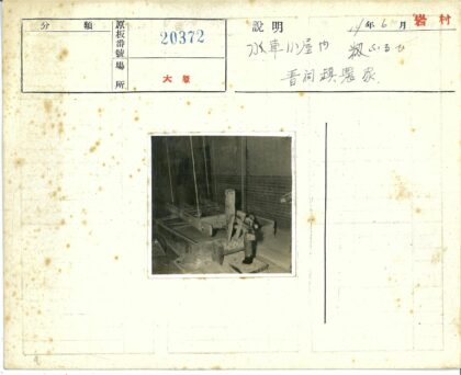 复古木制机械装置室内展示.jpg