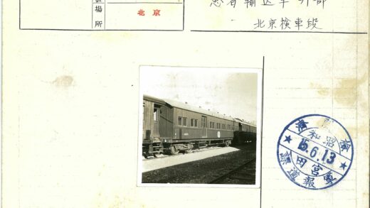复古木制车厢火车停靠铁轨.jpg