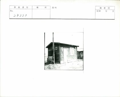 复古木屋与电线杆乡村景观.jpg