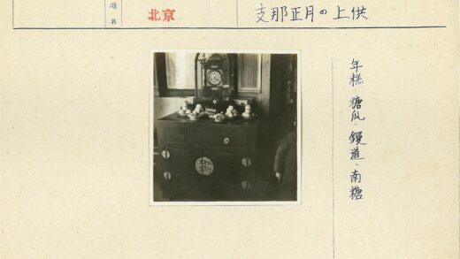 复古木柜装饰与静物摆件.jpg
