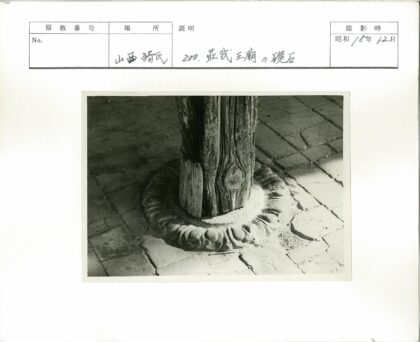 复古木柱装饰底座与砖地板.jpg