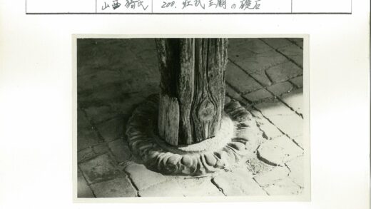 复古木柱装饰底座与砖地板.jpg