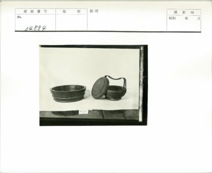复古木碗与带盖藤篮静物展示.jpg