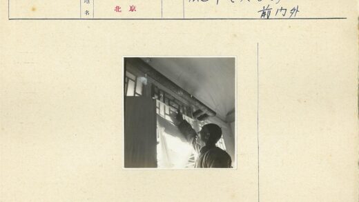 复古木窗与工业风天花板管.jpg