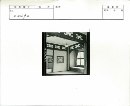 复古木窗几何光影空间.jpg