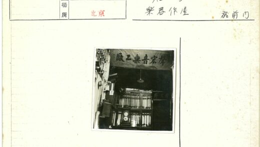 复古木钟与建筑细节室内景.jpg