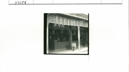 复古木饰店面与人物场景.jpg