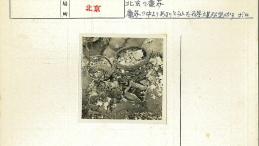 复古柳条篮与杂物碎片场景.jpg