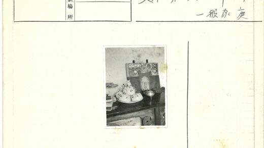 复古桌面静物装饰小旗面包.jpg