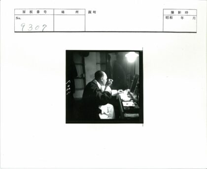 复古梳妆台前长袍人物.jpg