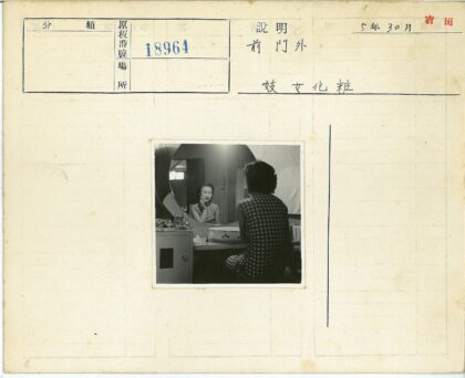 复古梳妆台圆镜自拍.jpg
