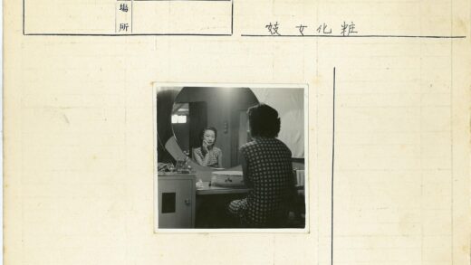 复古梳妆台圆镜自拍.jpg