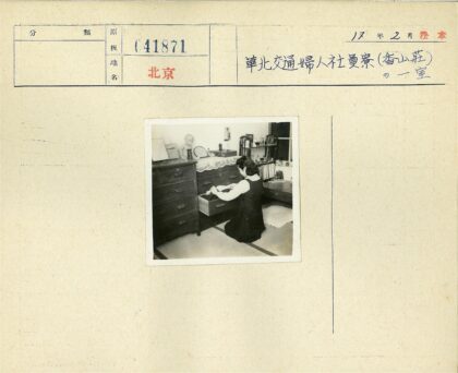复古梳妆台翻找瞬间.jpg