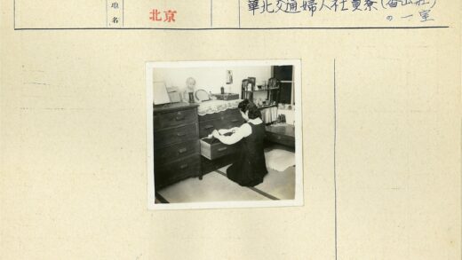 复古梳妆台翻找瞬间.jpg