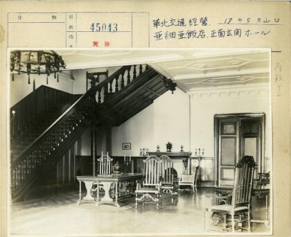 复古欧式豪华客厅与楼梯设计.jpg