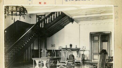复古欧式豪华客厅与楼梯设计.jpg