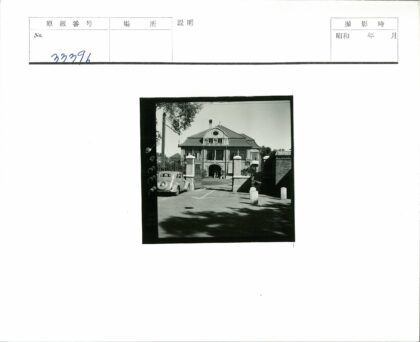 复古汽车与宏伟建筑大门.jpg