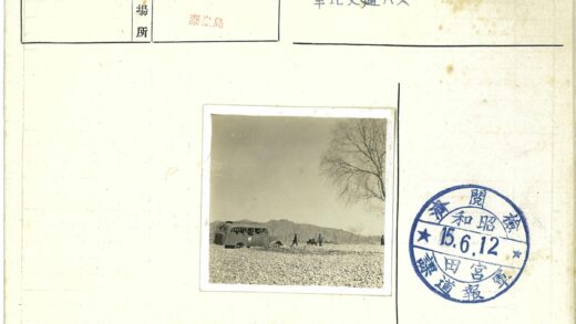 复古汽车岩石地遛狗山景.jpg