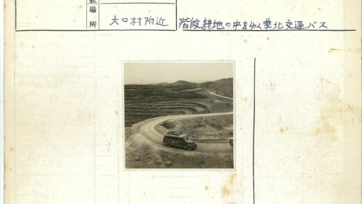 复古汽车行驶在梯田丘陵土路.jpg