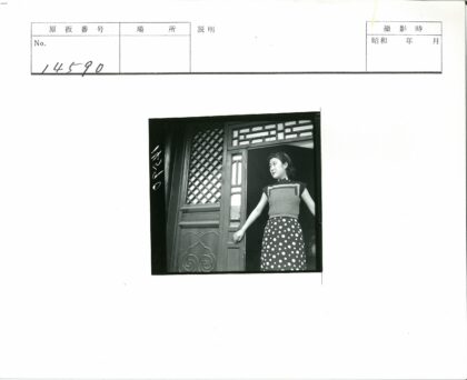 复古波点裙女子门框前.jpg