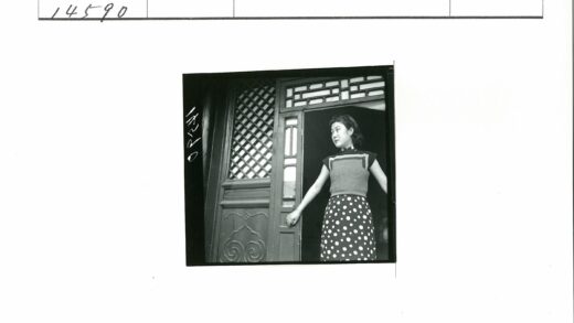 复古波点裙女子门框前.jpg